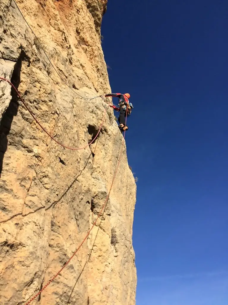 Le 6b, pas si simple que ça cette longueur de Montrebei, lors de notre escalade en libre de Despertaferro