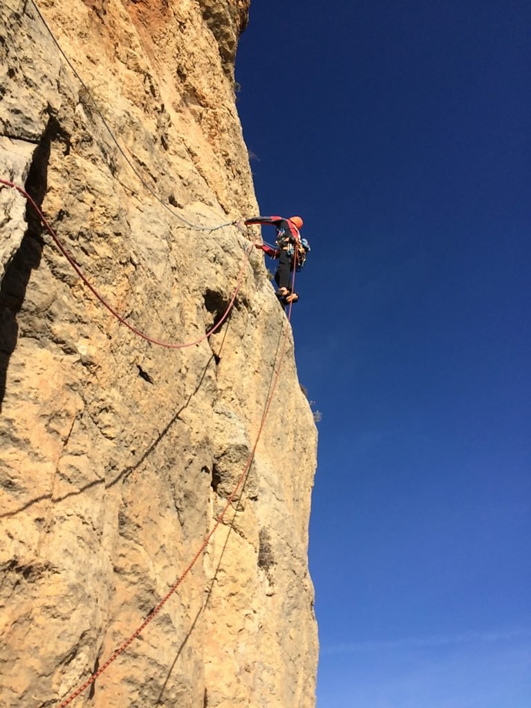 Le 6b, pas si simple que ça cette longueur de Montrebei Le 6b, pas si simple que ça cette longueur de Montrebei, lors de notre escalade en libre de Despertaferro