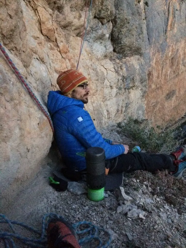 Le bivouac sur la vire d’existentialisme sur la paroi d'Aragon à Montrebei, lors de notre escalade en libre de Despertaferro