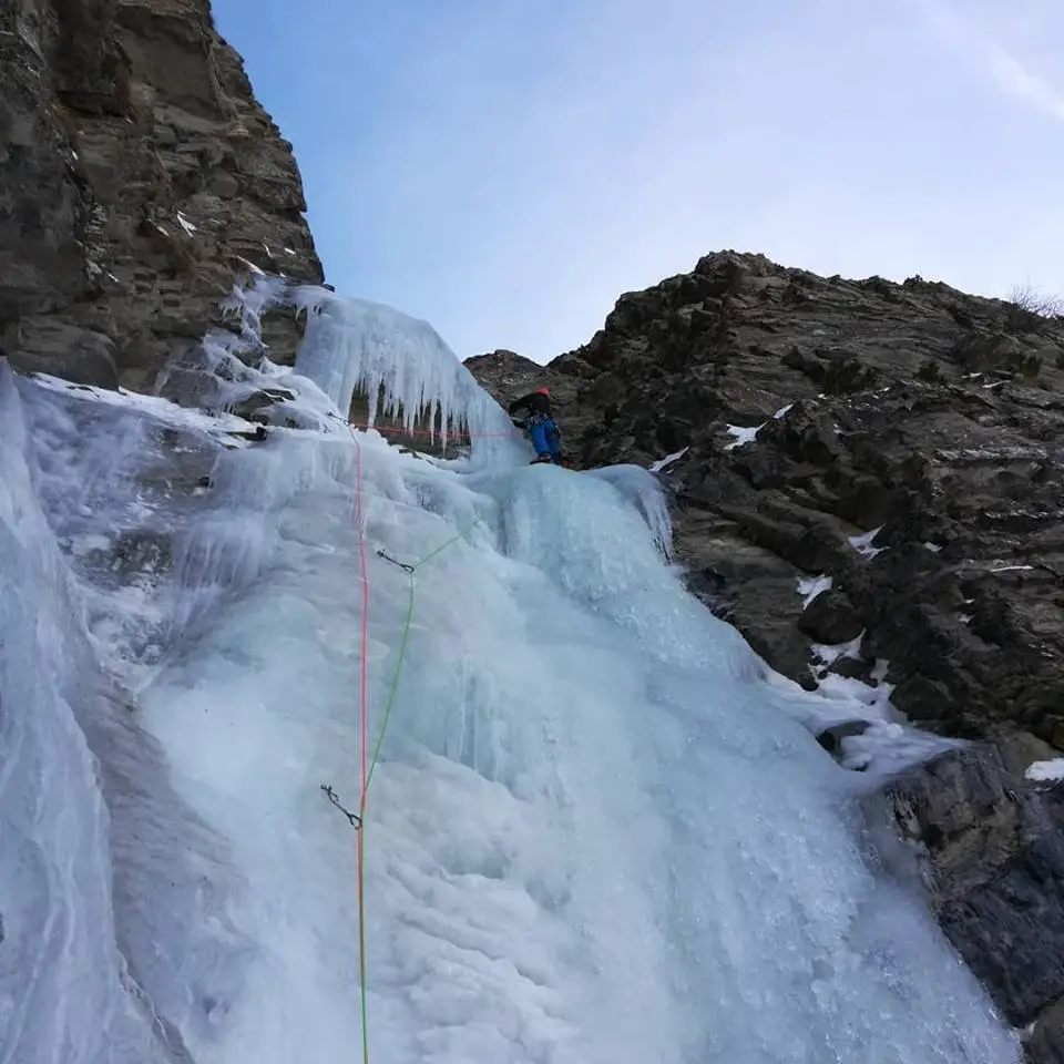 Mise en place de broche à glace pour la sécurtité en goulotte et cascade de glace