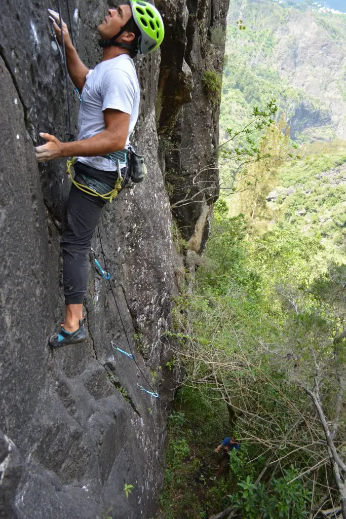 Luciano dans oui monsieur 7b+à la falaise d