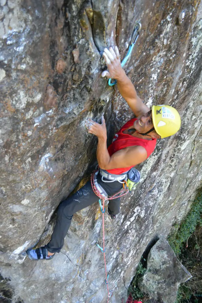 camille dans asana 8a sur la falaise Bellevue à La Réunion