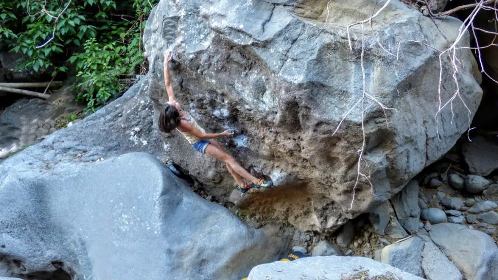 Oriane dans Agamemnon sit 8a bloc à La Réunion