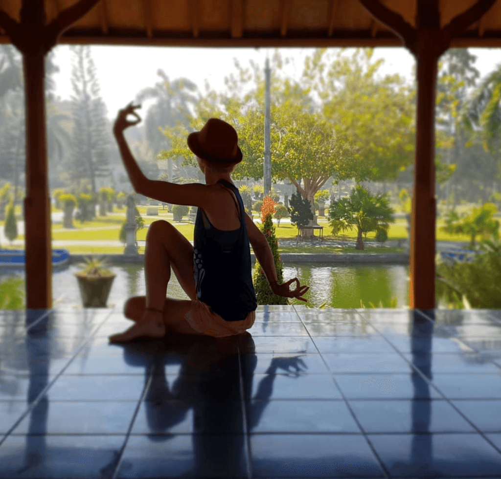 Exercice respiratoire et méditation dans un temple à Bali Indonésie idéal pour le Trail