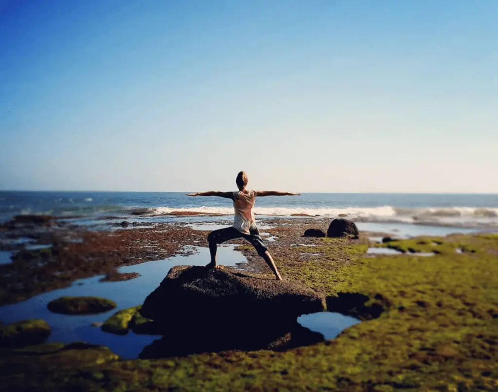 Les bienfaits du Yoga en Trail avec la Posture du Guerrier sur les plages de Bali en Indonésie