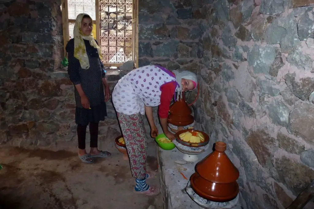 Cuisine des tajines au Gite à Taghia au Maroc, dans les montagnes berbères