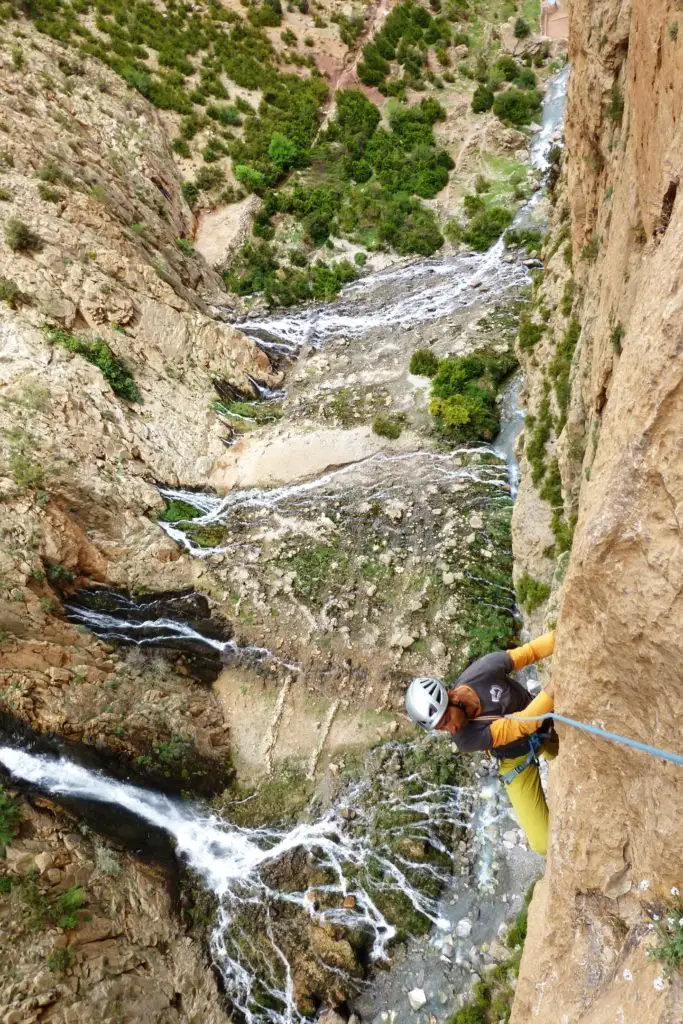 grimpe de la paroi des sources à Taghia, dans les montagnes berbères