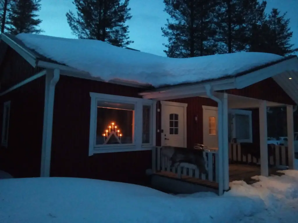 Cottage recouvert de neige à Avaträsk en Laponie suédoise pour du chien de traîneau