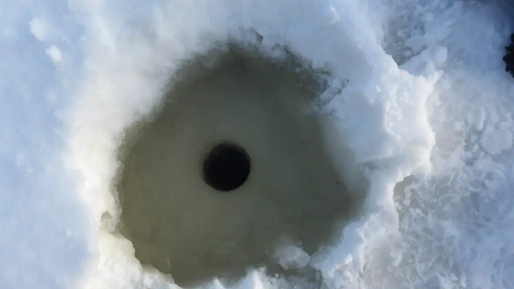 Creuser un trou pour l'eau en Laponie Suédoise