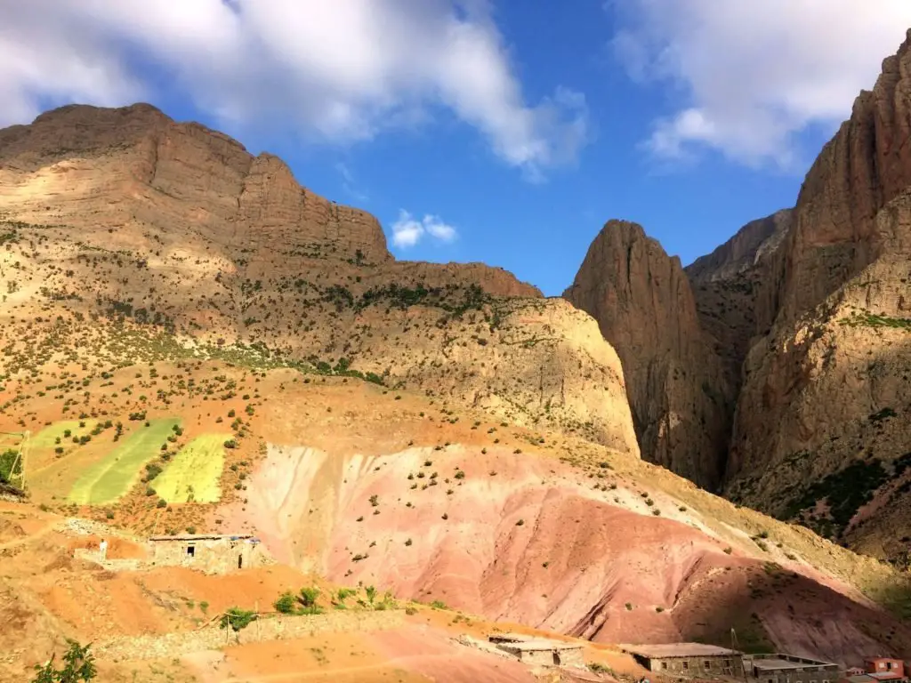 Vue des couleurs des montagnes berbères de Taghia au Maroc