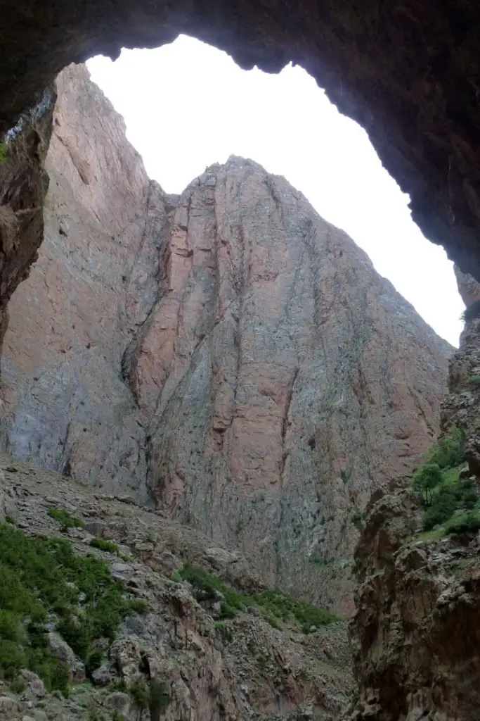 Vue sur la paroi de l'axe du mal à Taghia au Maroc