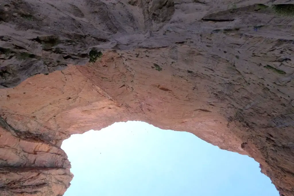 Vue d'en bas sur la paroi de l'axe du mal à Taghia