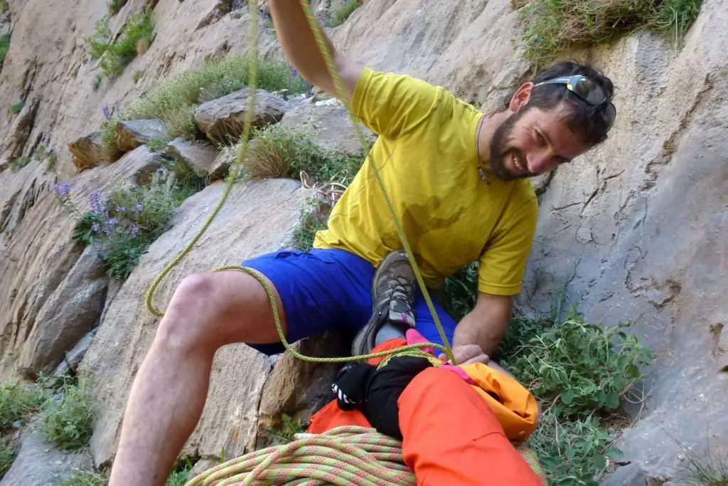 Alejandro venant à mon secours dans les montagnes berberes au maroc