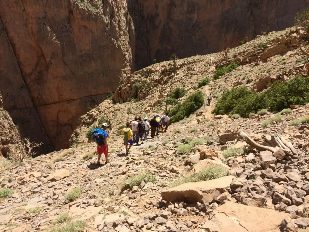 La caravane des secours dans les montagnes berberes au maroc