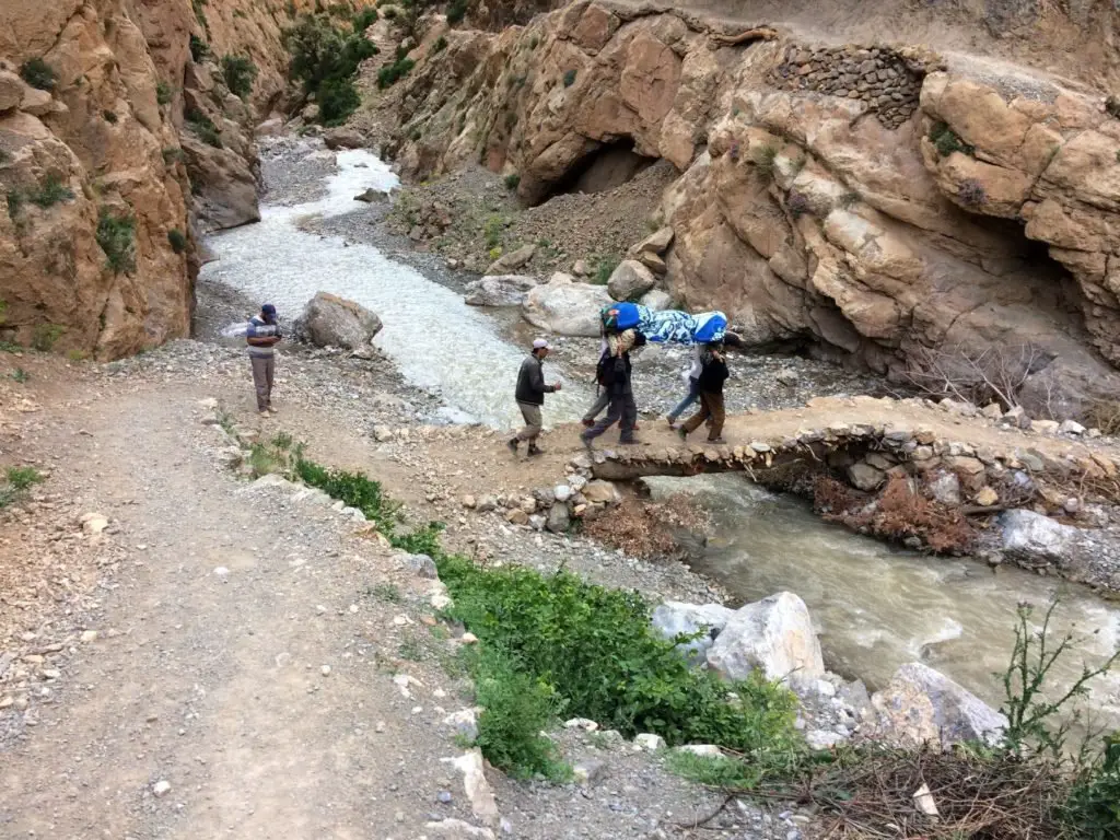 on porte tel un cercueil dans les montagnes au Maroc