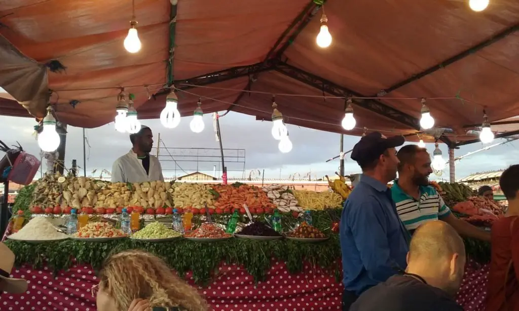 Repas sur la place Jemaa el Fna à Marrakech