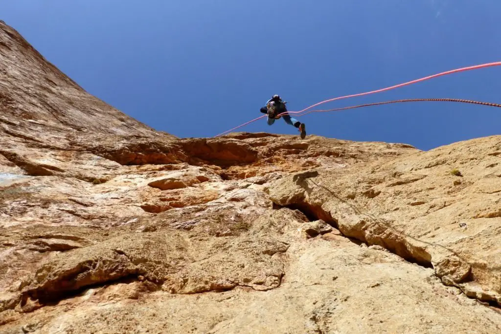 Rappels de l'axe du mal à Taghia dans les montagnes berberes