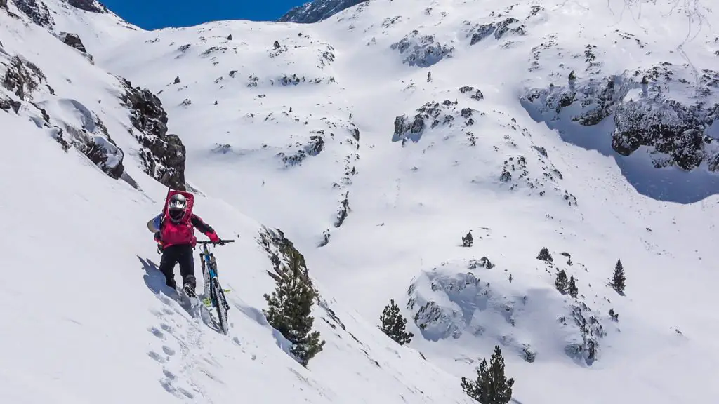 Alexis RIGHETTI barbote dans la neige avec son VTT