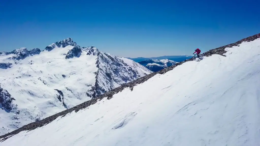 Alexis RIGHETTI descente VTT après une ascension en mode Alpinisme