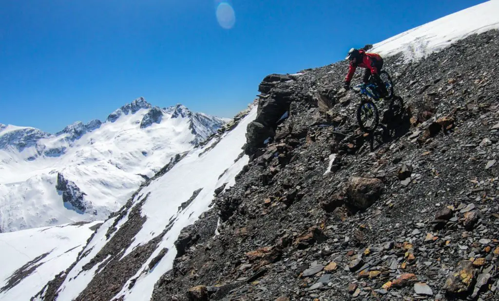 Alexis RIGHETTI en pleine descente du pic de l'Espade dans les Pyrénées avec son VTT GT