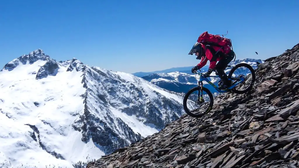 Alexis RIGHETTI en pleine descente du pic de l'Espade dans les Pyrénées en VTT de montagne