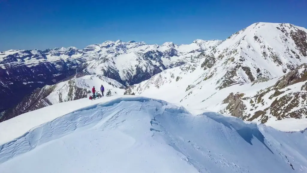 Alexis RIGHETTI et Fanny sur le sommet au pic de l'Espade avant la descente en VTT sur la neige