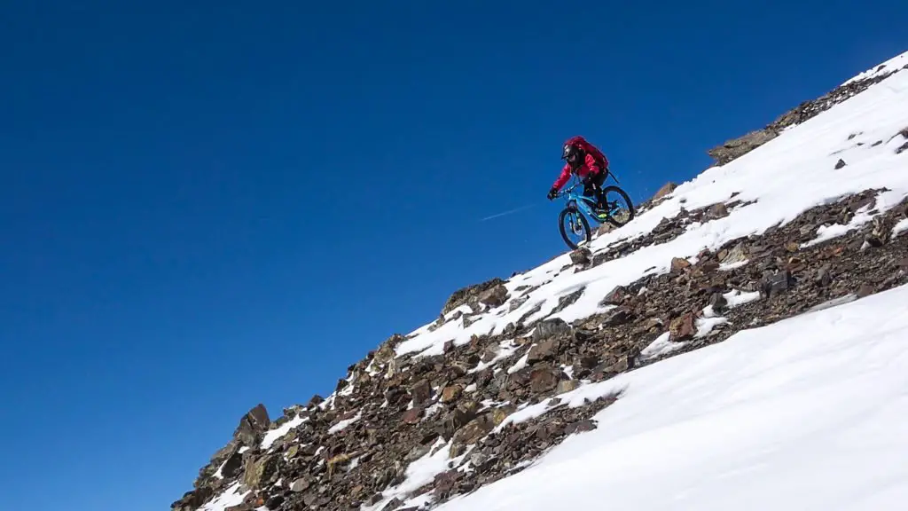 Alexis RIGHETTI lors de sa descente du pic de l'Espade en VTT sur la neige