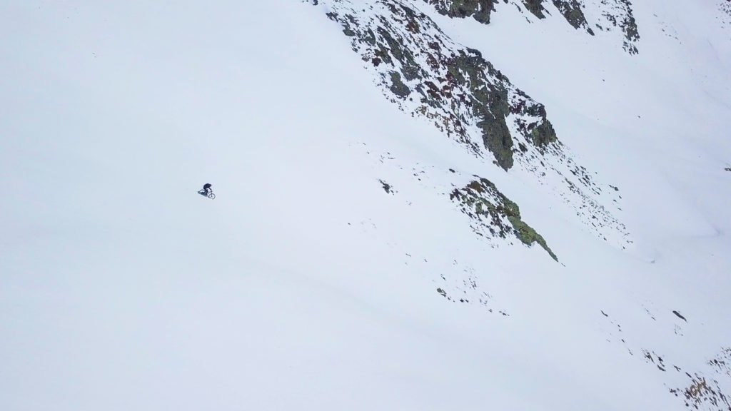 Alexis RIGHETTI ride en VTT de montagne la descente en neige du pic de l'Espade dans les Pyrénées