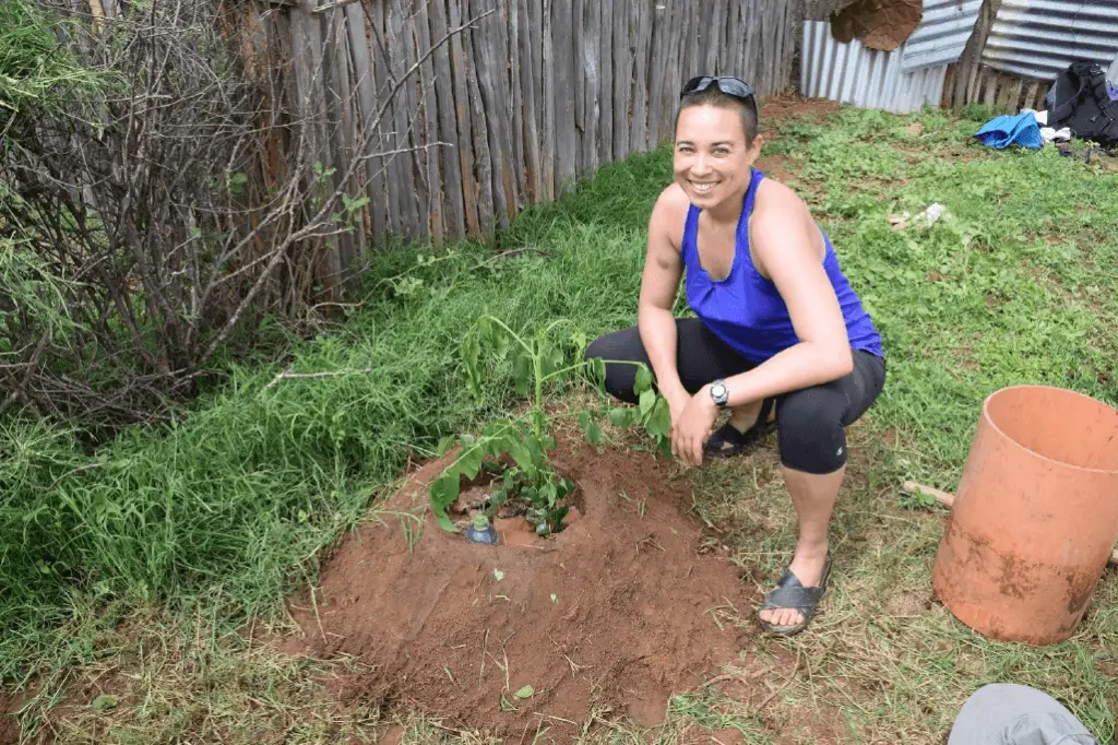 Becca a planté au Sadhana Forest, au Kenya, des arbres qui nourrissent les populations locales pour lutter contre l'insécurité alimentaire dans une région sujette à une sécheresse prolongée en raison du changement climatique. (Photo crédit : Becca Brewer)