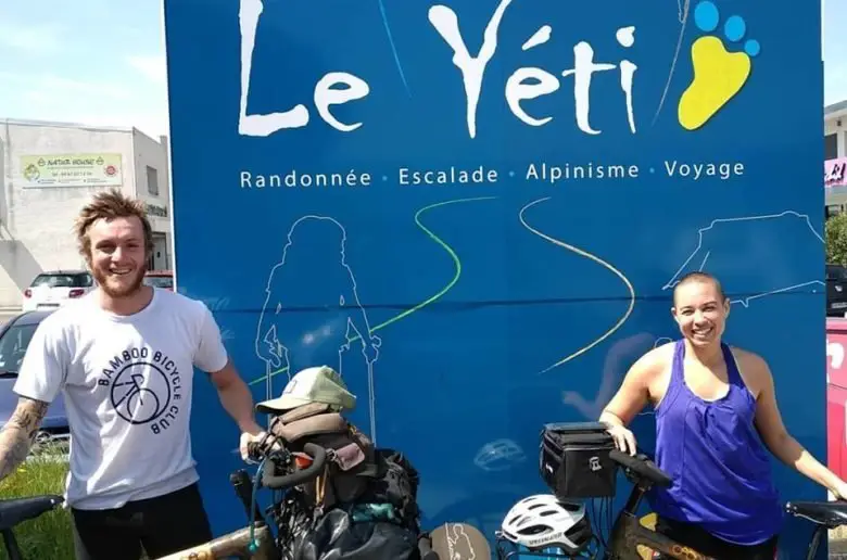 Becca et Leandre de Limitless Eco Adventure avant leur départ en vélo pour 8 ans de voyage