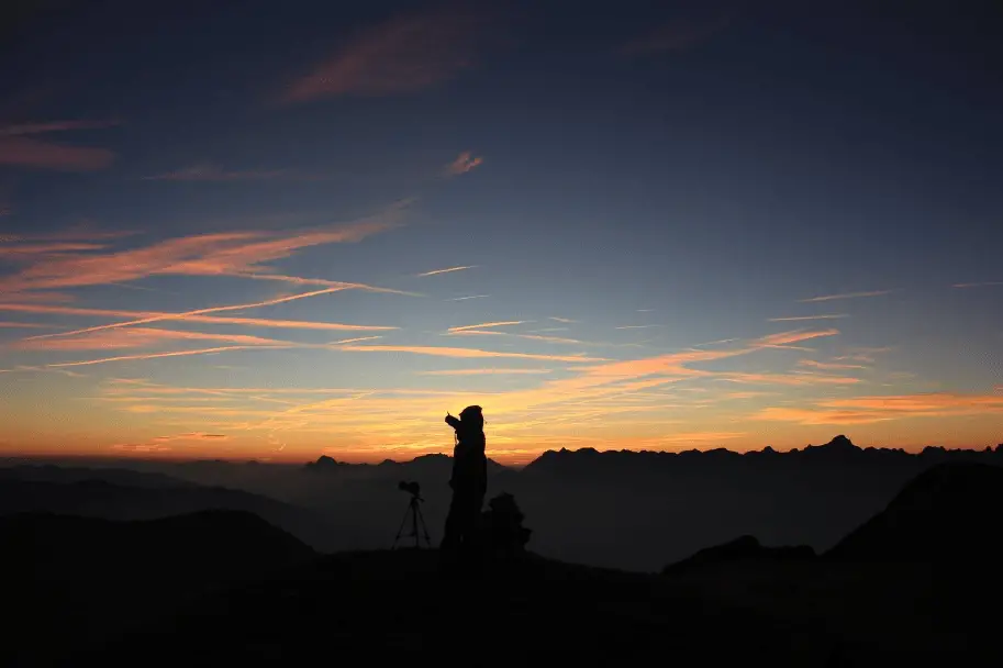 Becca montre la beauté d’un coucher de soleil lors d’une randonnée de plusieurs jours dans les Alpes, France 2018. (Photo crédit : Léandre Deryckere)