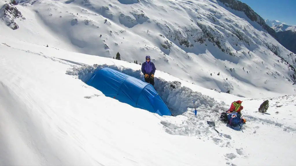 Bivouac dans la neige après une ascension alpine avec nos VTT