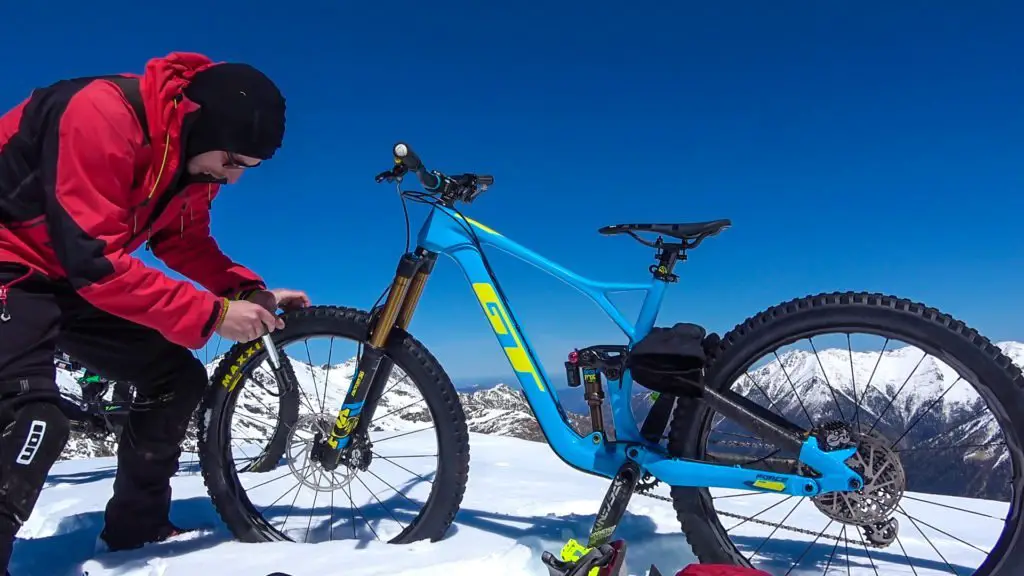 Dernière vérification de mon vélo avant la descente en VTT sur la neige