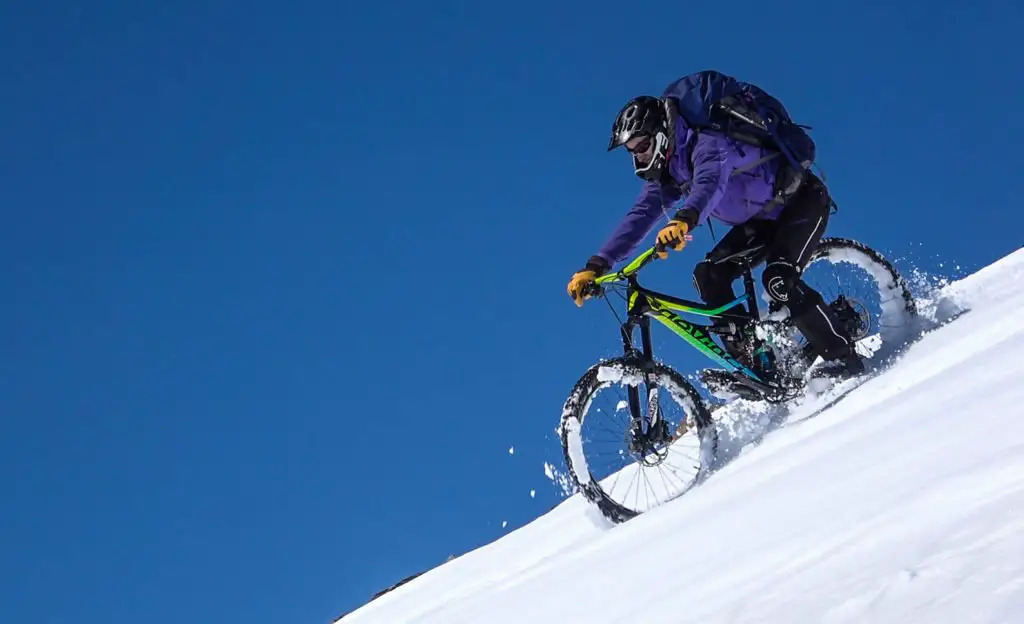 Descente en VTT sur la neige