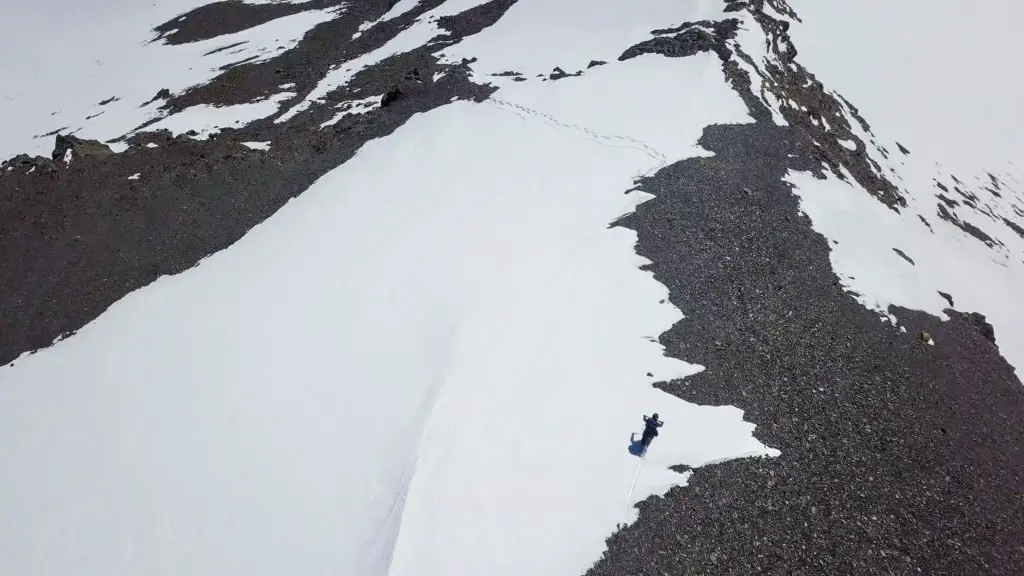 Descente sur la neige du pic de l'Espade dans les Pyrénées en VTT