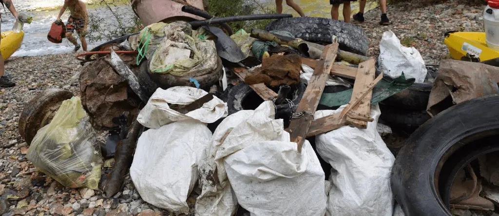 En huit heures, nous avons nettoyé avec 28 volontaires 1 tonne de déchets dans le fleuve de l’Hérault dans le sud de la France. 2018 (Photo Credit : Becca Brewer)