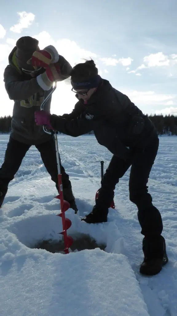 En plein effort pour faire de l'eau dans la Laponie suédoise