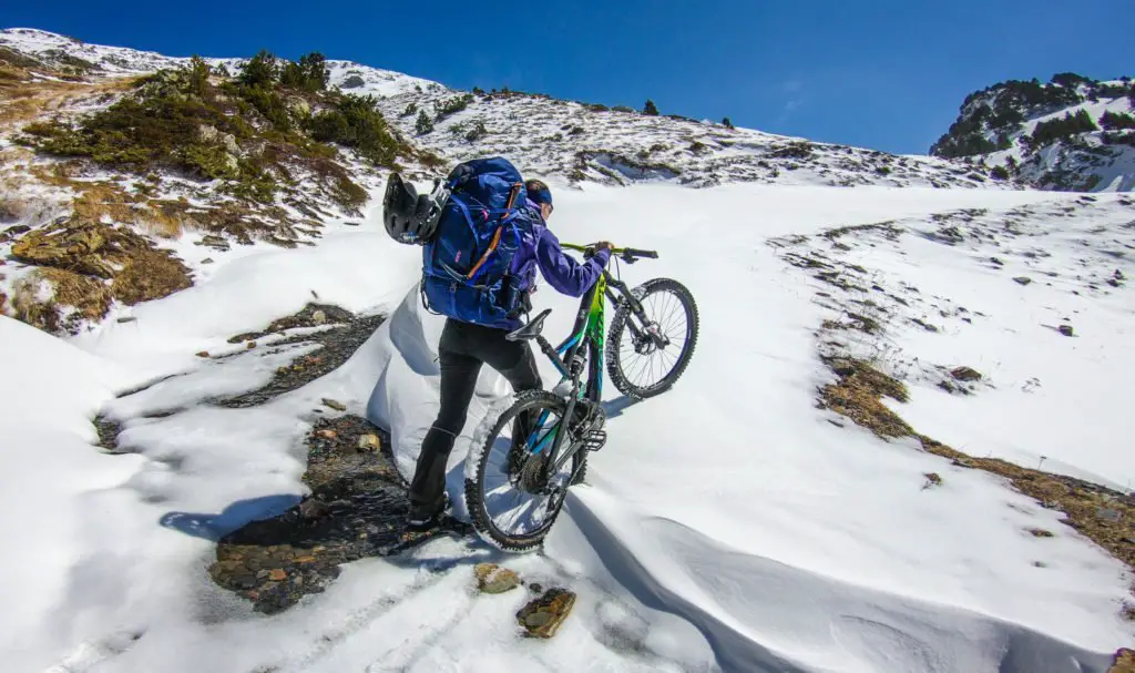 Fanny pousse son VTT dans la neige