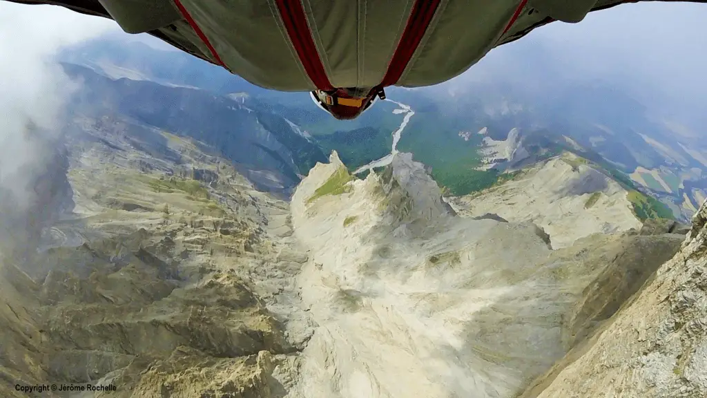 Jérôme ROCHELLE en wingsuit dans le Devoluy