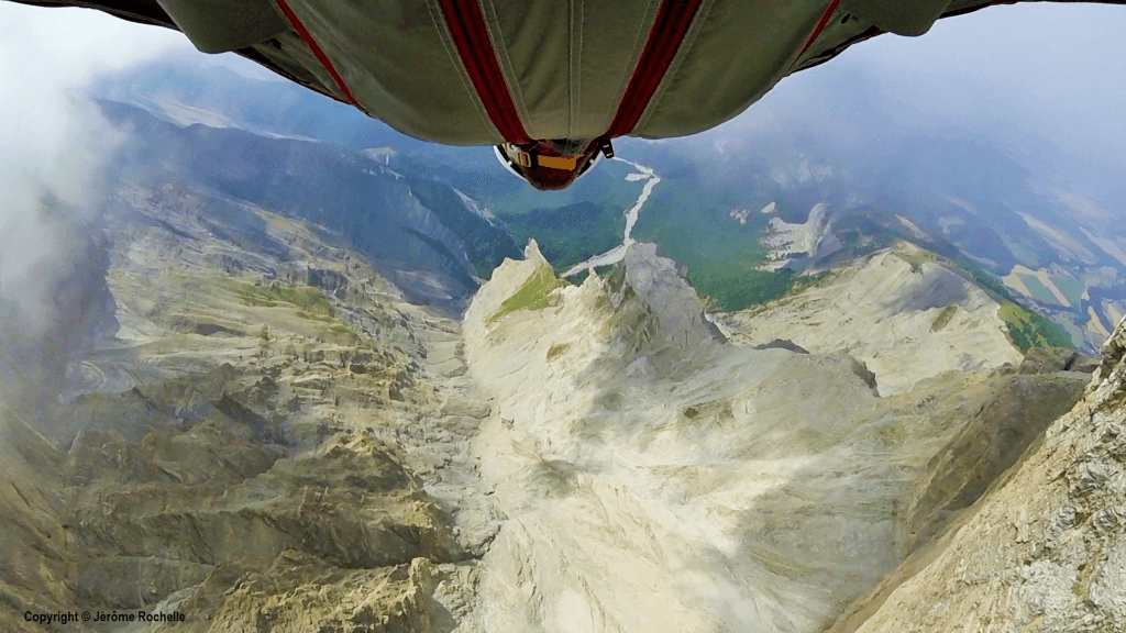 Jérôme ROCHELLE en wingsuit dans le Devoluy