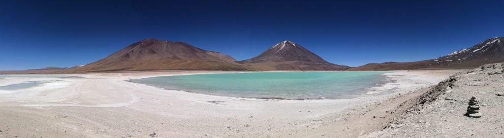 La Laguna verde, située à 4 300 m d’altitude. Le Licancabur en arrière-plan