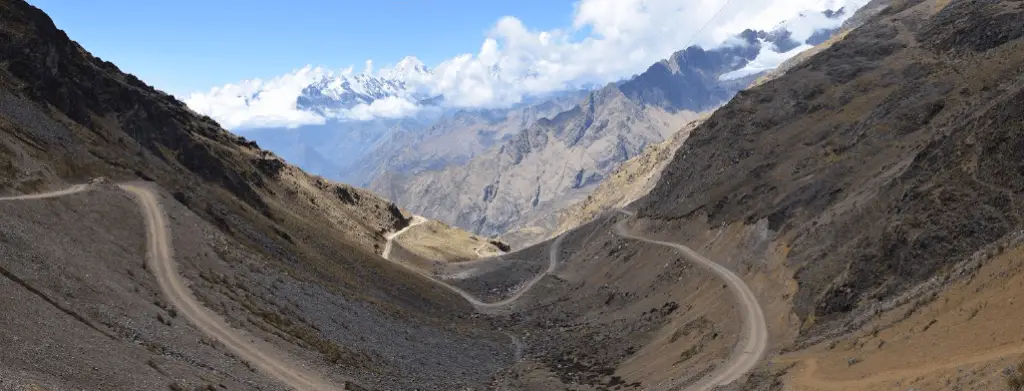 La descente après avoir atteint le sommet à 4660 m d’Abra Mariano Llamoja au Pérou. (Photo crédit : Becca Brewer)