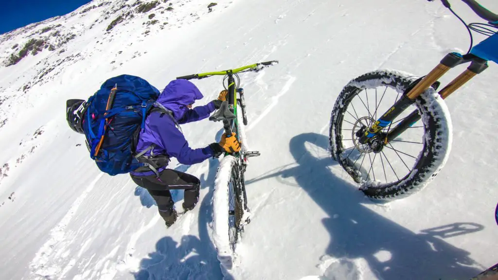 L'ascension en VTT dans la neige devient difficile