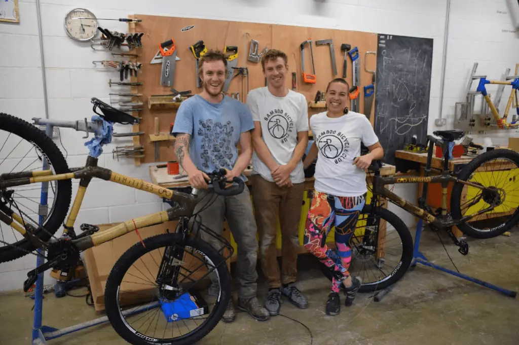 Les vélos de voyage en bambou sur mesure que nous avons construits de nos propres mains ! Un énorme merci pour le travail de conception et pour l'aide de James de Bamboo Bicycle Club ! (Photo crédit : Becca Brewer)