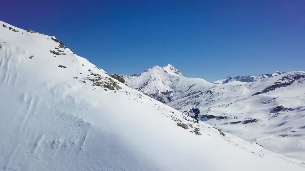 Magnifique ambiance Hivernale pour l'ascension en VTT sur la neige du pic de l'Espade