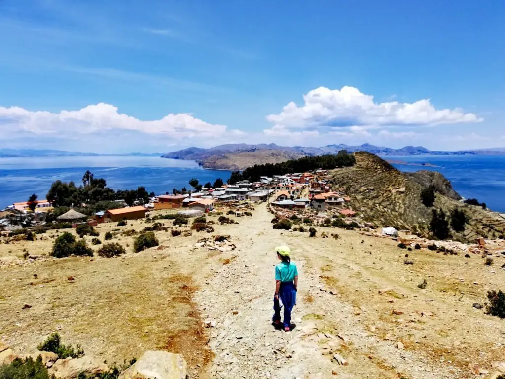 Notre fille, sur l’Isla del Sol, à plus de 4 000 mètres d’altitude