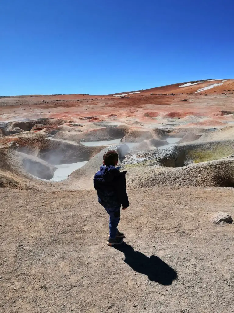 Notre fils aux geysers de Sol de mañana, à 5 000 mètres d’altitude. Il n’a pas été victime du mal aigu des montagnes.