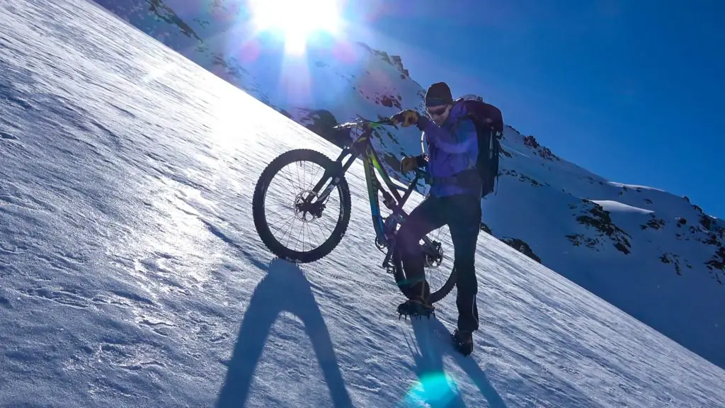 Pas facile d'avancée dans la pente avec un VTT sur la neige