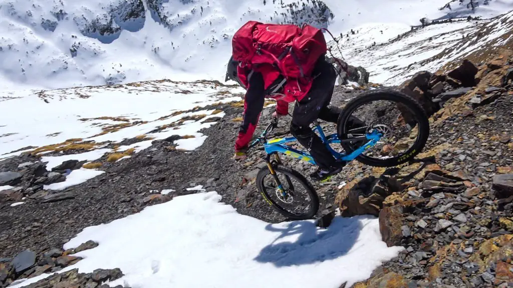 Ride entre neige et caillou pour Alexis RIGHETTI et Fanny lors de la descente du pic de l'Espade dans les Pyrénées en VTT de montagne