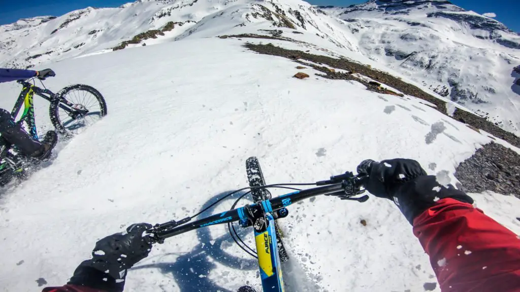 Ride sur la neige pour Alexis RIGHETTI et Fanny lors de la descente du pic de l'Espade dans les Pyrénées en VTT de montagne